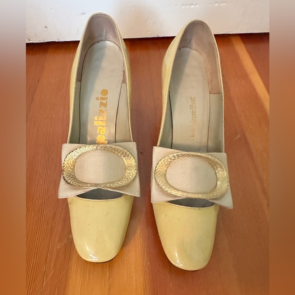 Women's Vintage Yellow Pumps with Gold Accent
